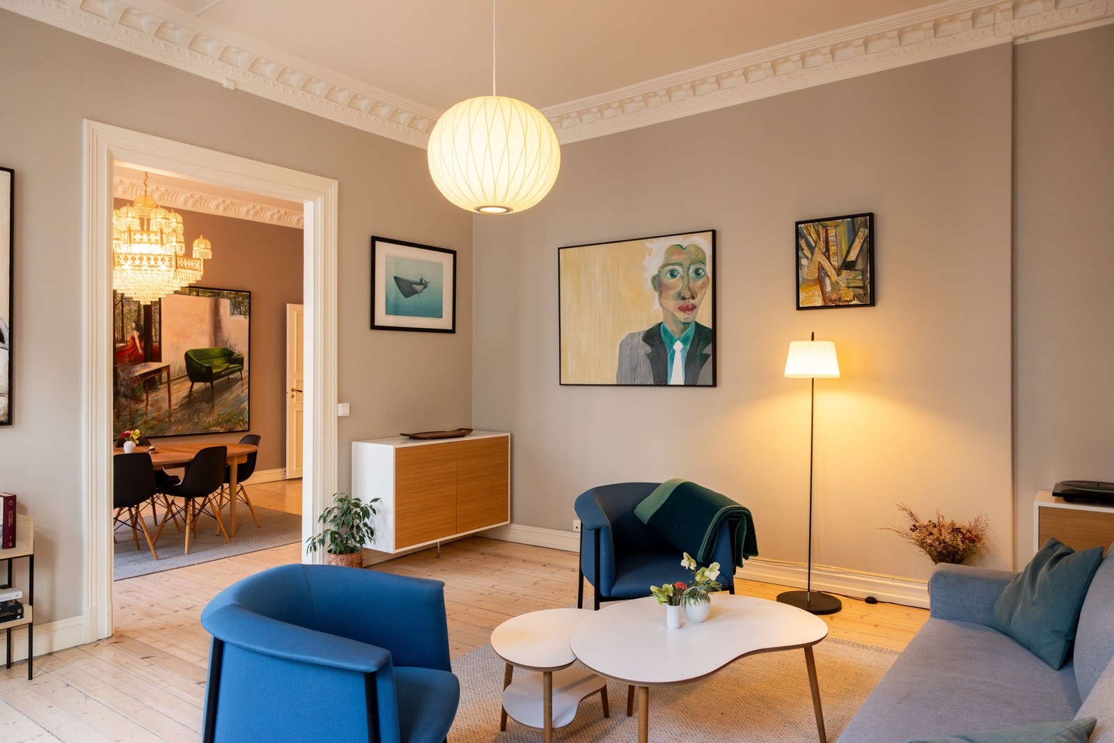 Lekkert tregulv og tidsriktige farger på overflater. Galleribilde