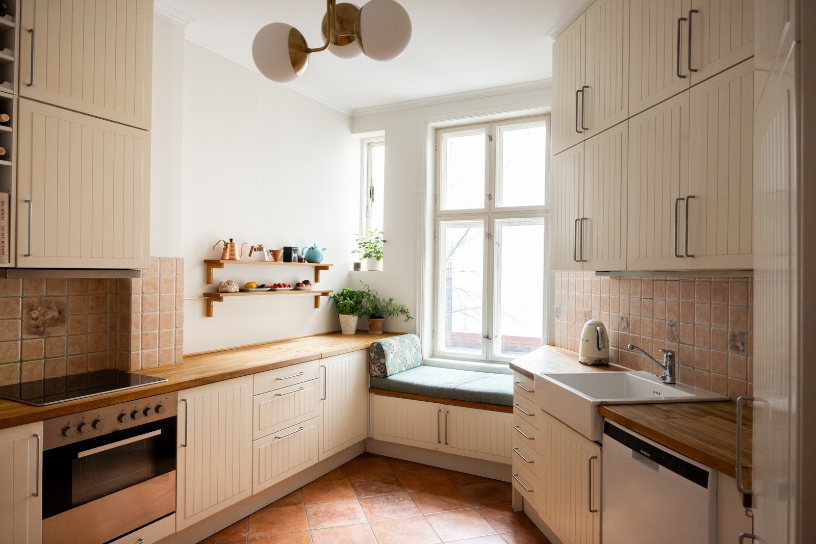 Separat kjøkken som består av lyse fronter og benkeplate i heltre. Galleribilde