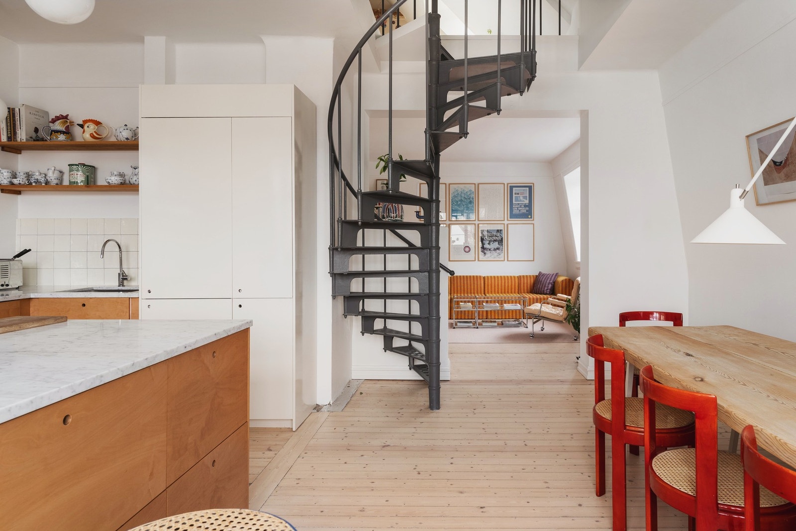 I forlengelse av stuen ligger kjøkkenet i sin egen sone. Galleribilde