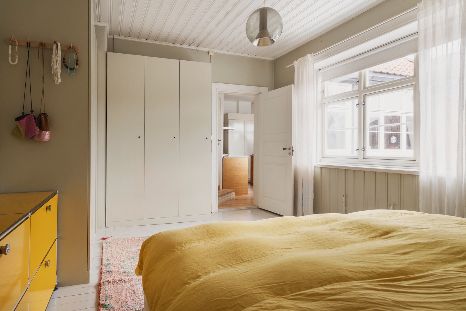 Innenfor kjøkkenet ligger hovedsoverommet, tilbaketrukket i sin egen avdeling. Galleribilde