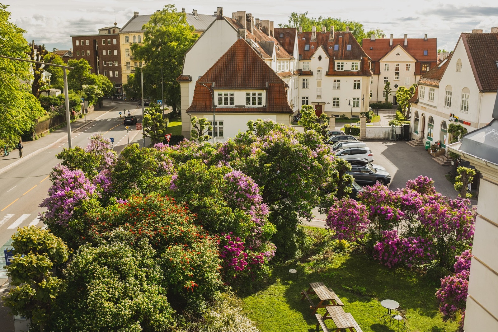 Fra kjøkkenvinduene har du fritt utsyn over frodige omgivelser og hagebyens vakre 20-talls arkitektur. Galleribilde