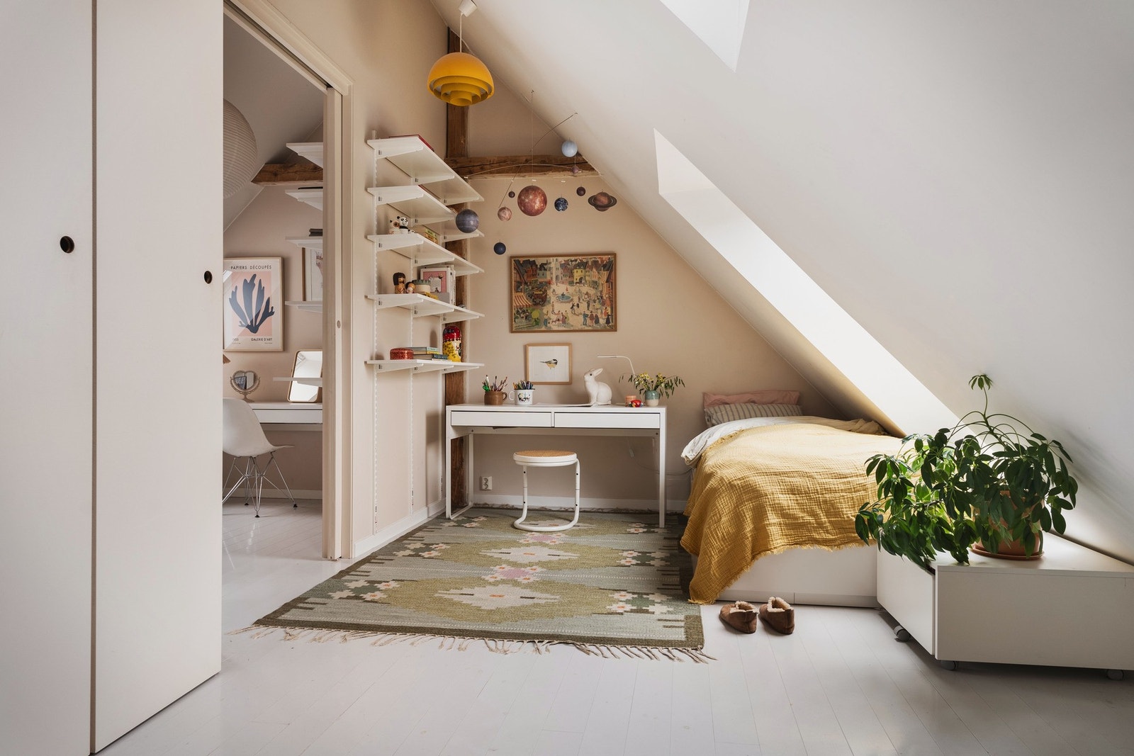 Store gulvarealer og god plass til både seng, pult og lekeareal. Galleribilde