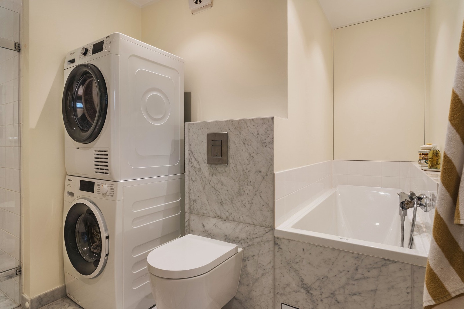 Store marmorfliser av typen Carrara. Opplegg for vaskesøyle. Hjemmet har to toaletter. Galleribilde