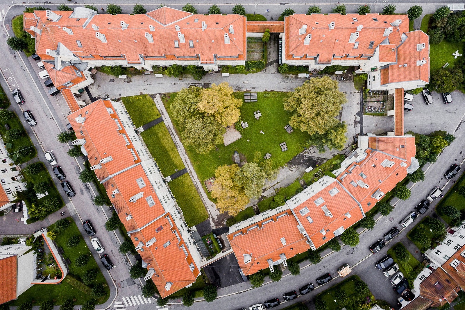 Blant den nydelig 20-talls arkitekturen i Lindern Kvartal 1, finner du en stor frodig bakgård, perfekt for lek og sosiale samlinger. Galleribilde