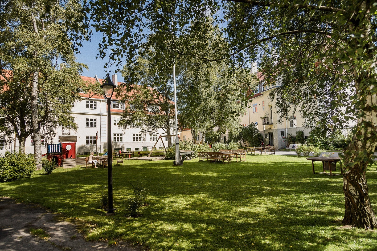 Grønt og frodig med både gressplen lekeapparater. Galleribilde