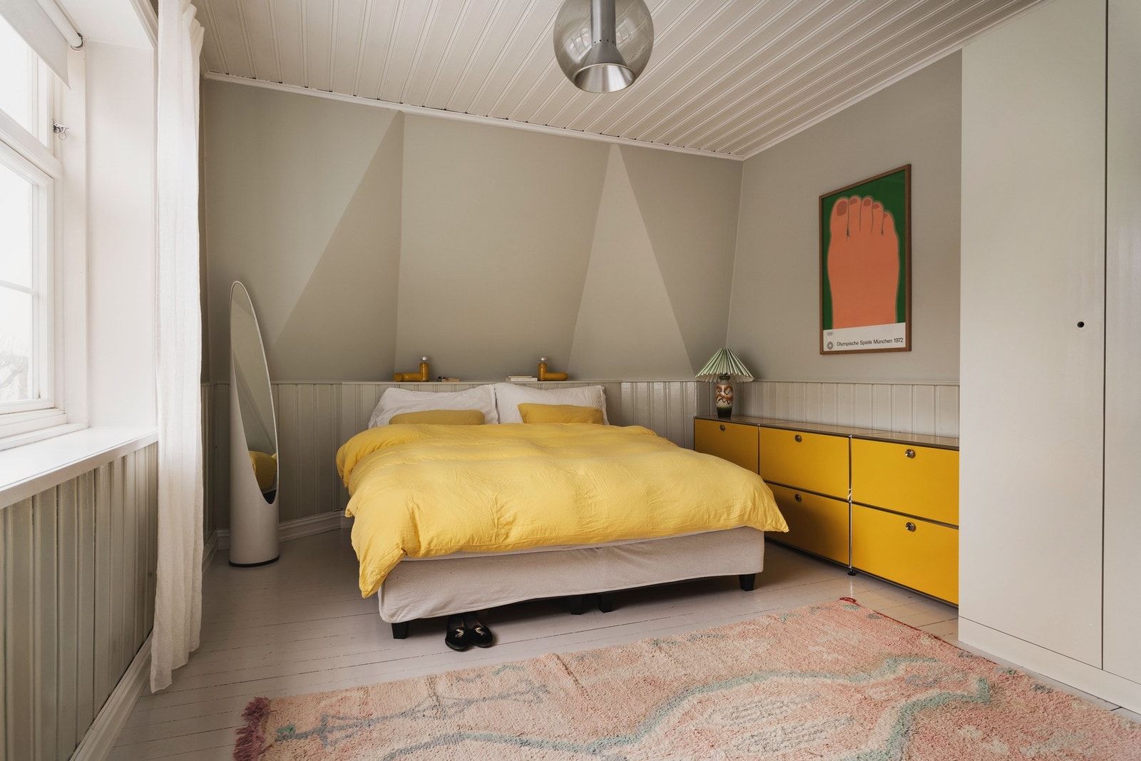 Soverommet er stort med god plass til både dobbelseng og garderobeplass. Galleribilde