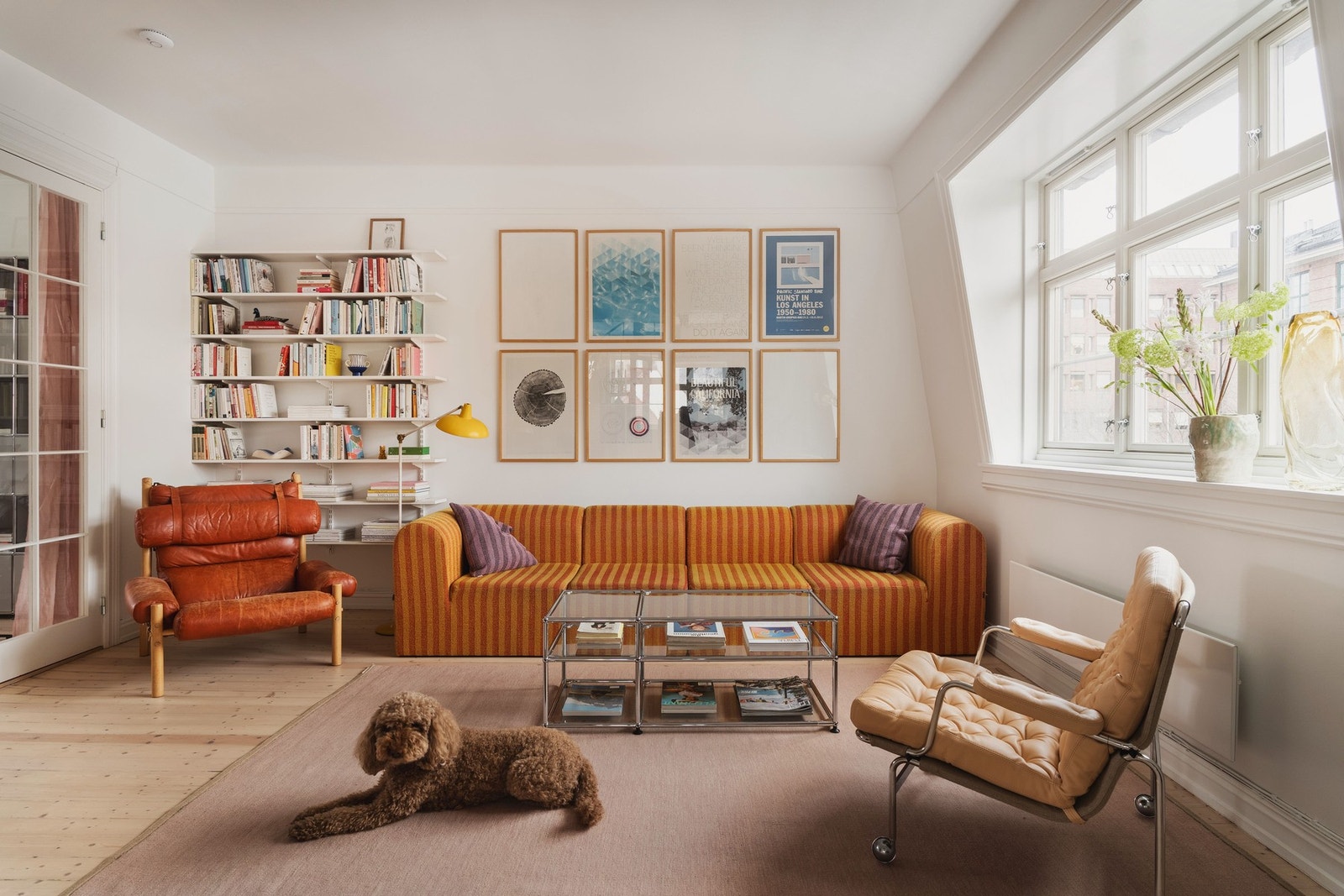 Særdeles lys 5-roms hjørneleilighet - Bad 2023 - 4 soverom - Ildsted - Parkmessig rolig bakgård - God lagringsplass. Galleribilde