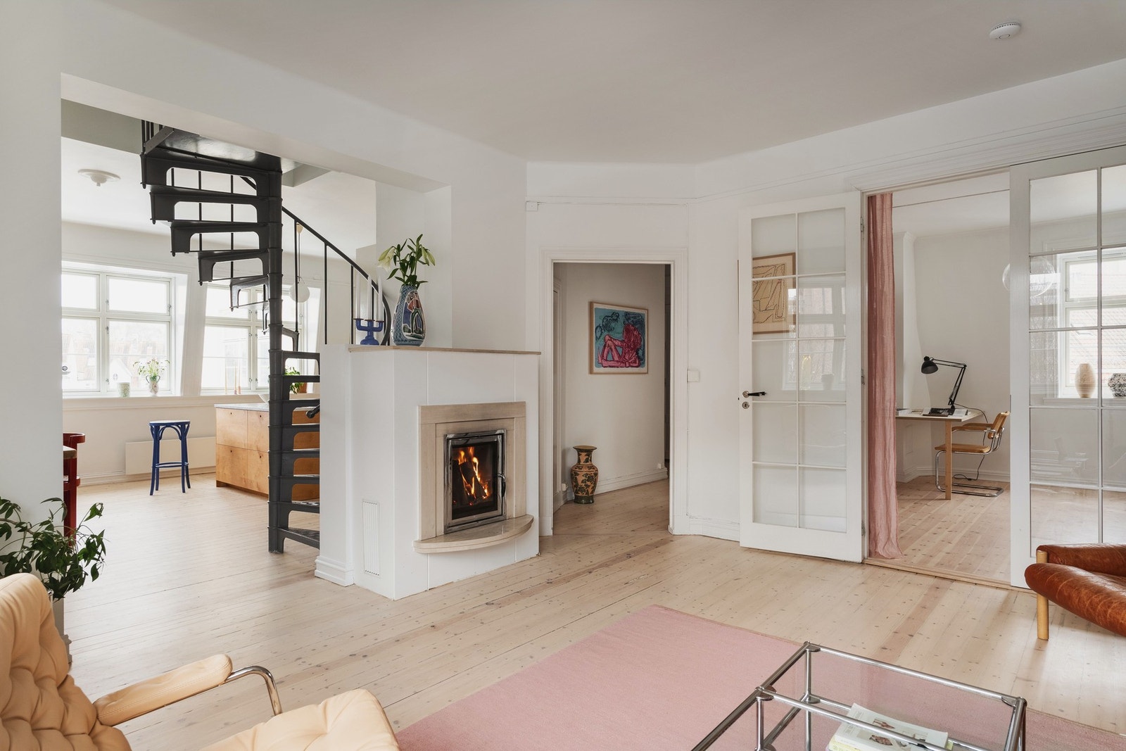 Gjennomgående hjørneleilighet med lys og åpen atmosfære. Nyslipte originale tregulv og varmende peis med innsats. Galleribilde