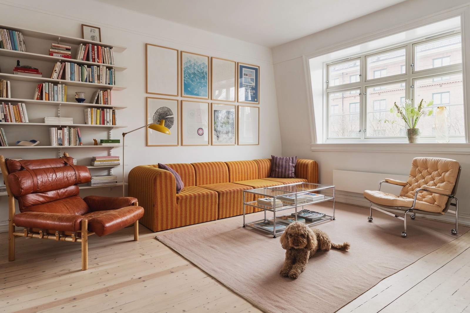 Romslig oppholdsrom og stort vindu som slipper inn rikelig med naturlig lys. Galleribilde