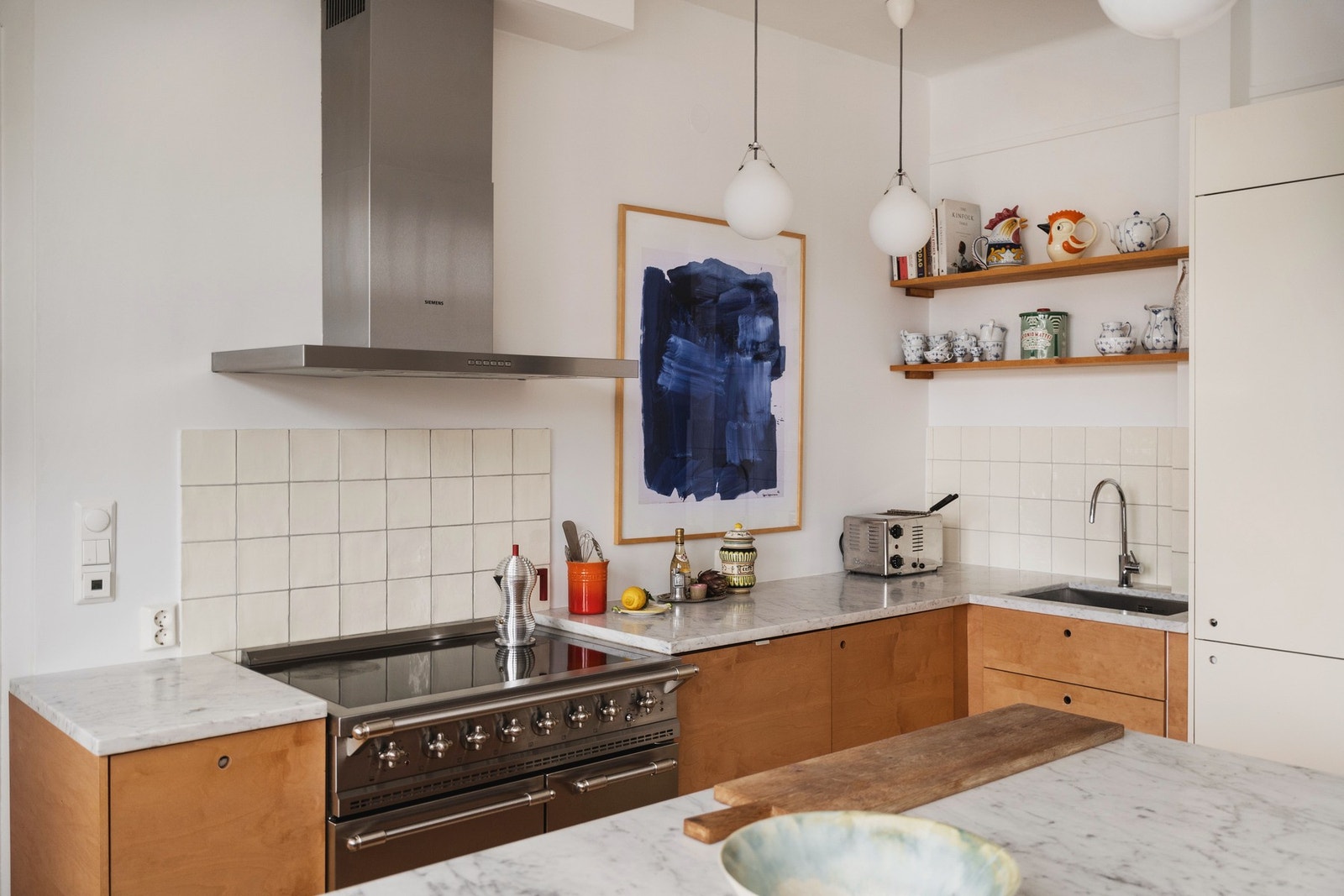 Kjøkkenet fra 2017. Fronter i oljet bjørkefiner håndlaget av møbelsnekker i 2017. Galleribilde