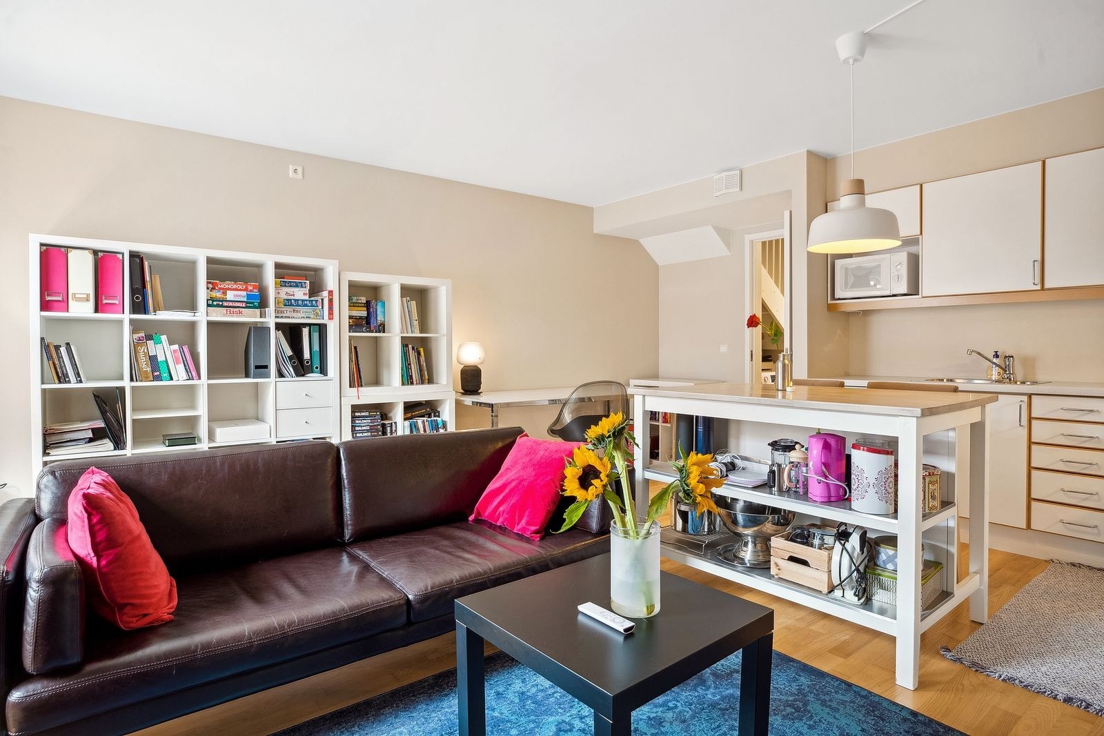Her har man plass til både sofa og spisebord, i tillegg til kontorkrok. Galleribilde