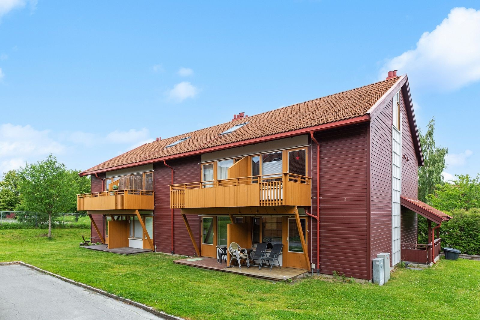 Bygget ligger fint til ved inngangen av området. Omringet av grøntområder og internstier. Galleribilde