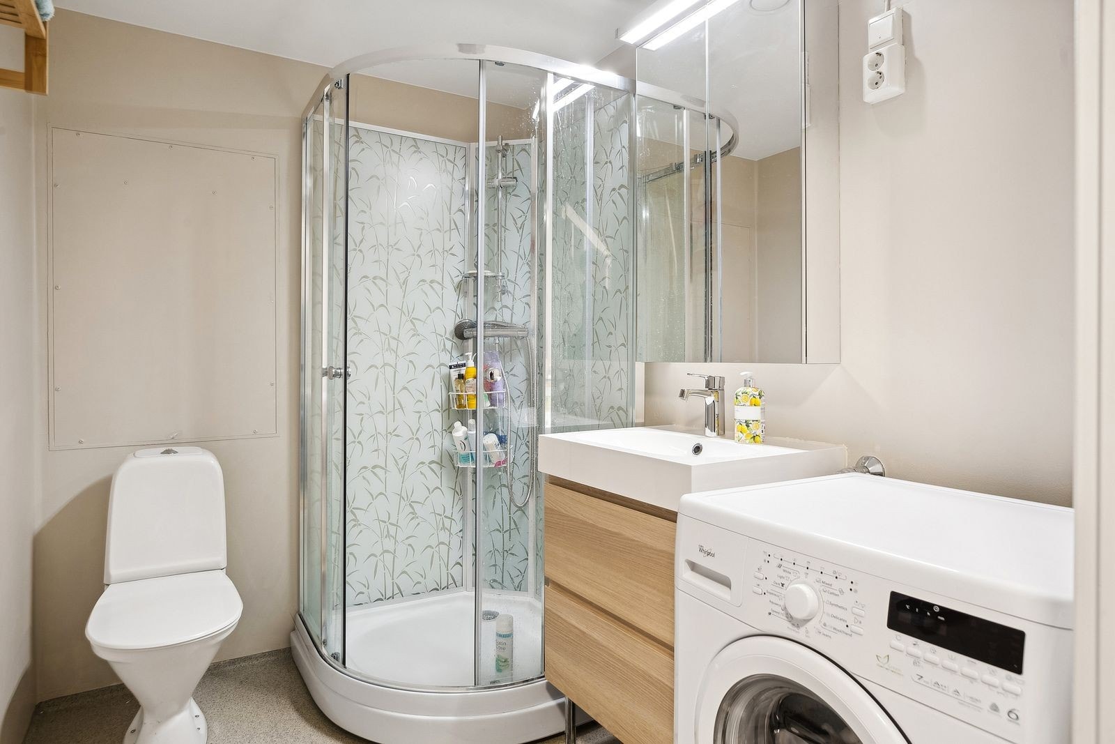 Badet er av god størrelse, og har alt du trenger. Plass til tørketrommel om ønskelig. Galleribilde