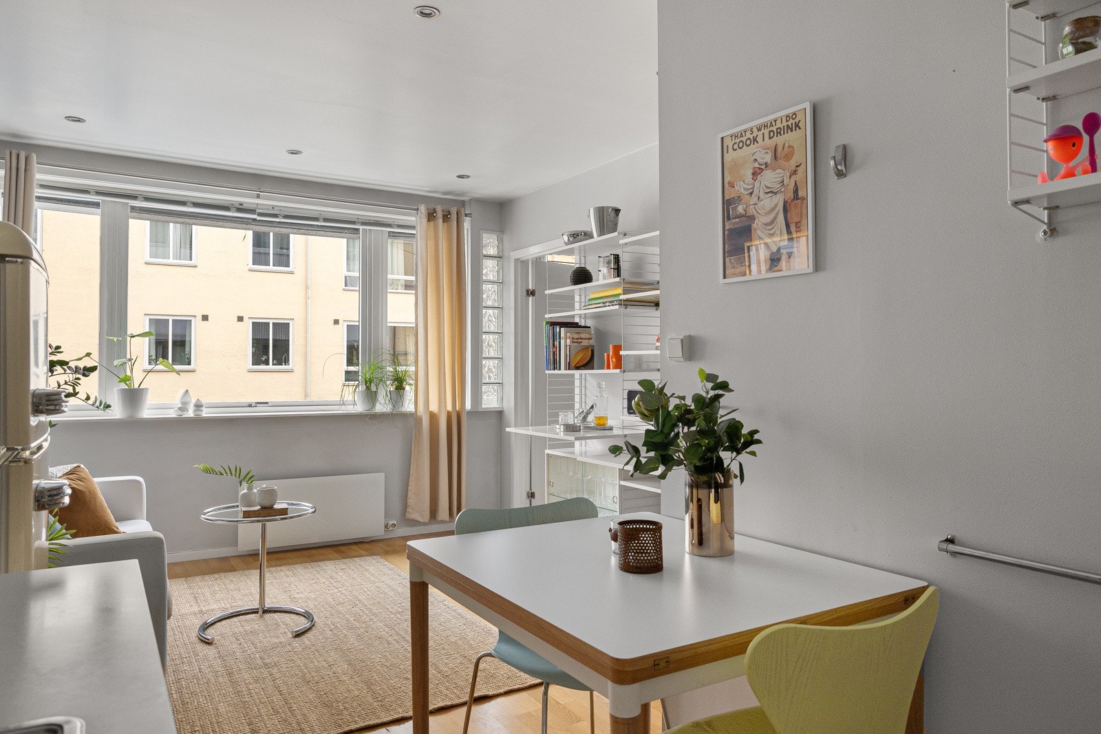 De store vinduene gir godt med lys Galleribilde