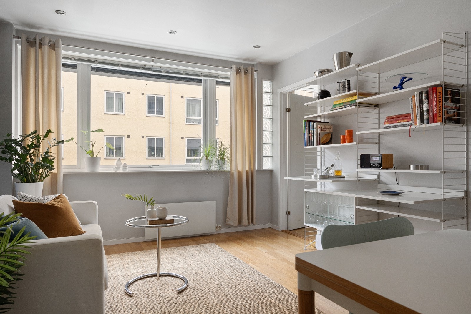 Leiligheten er lys og byr på en praktisk planløsning Galleribilde