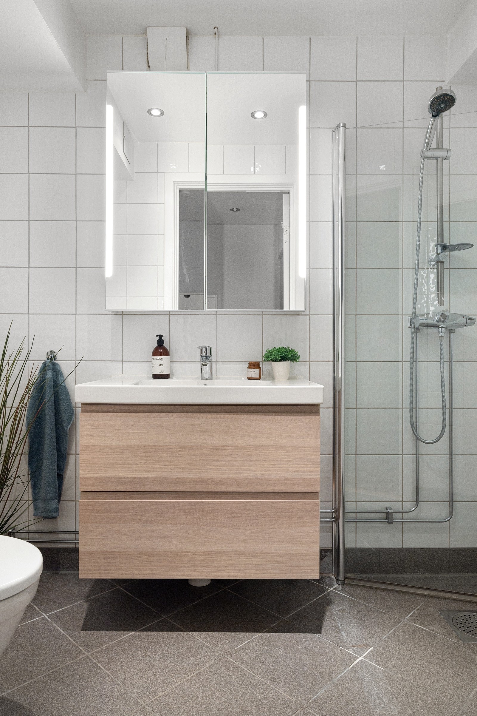 Badet er innredet med servantskap med glatte fronter og heldekkende servant Galleribilde