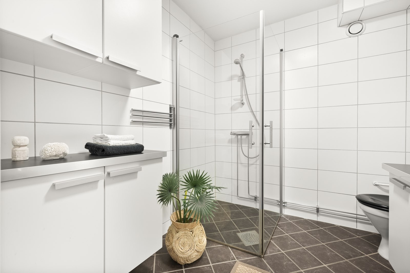 Det er opplegg for vaskemaskin og godt med lagringsplass. Galleribilde