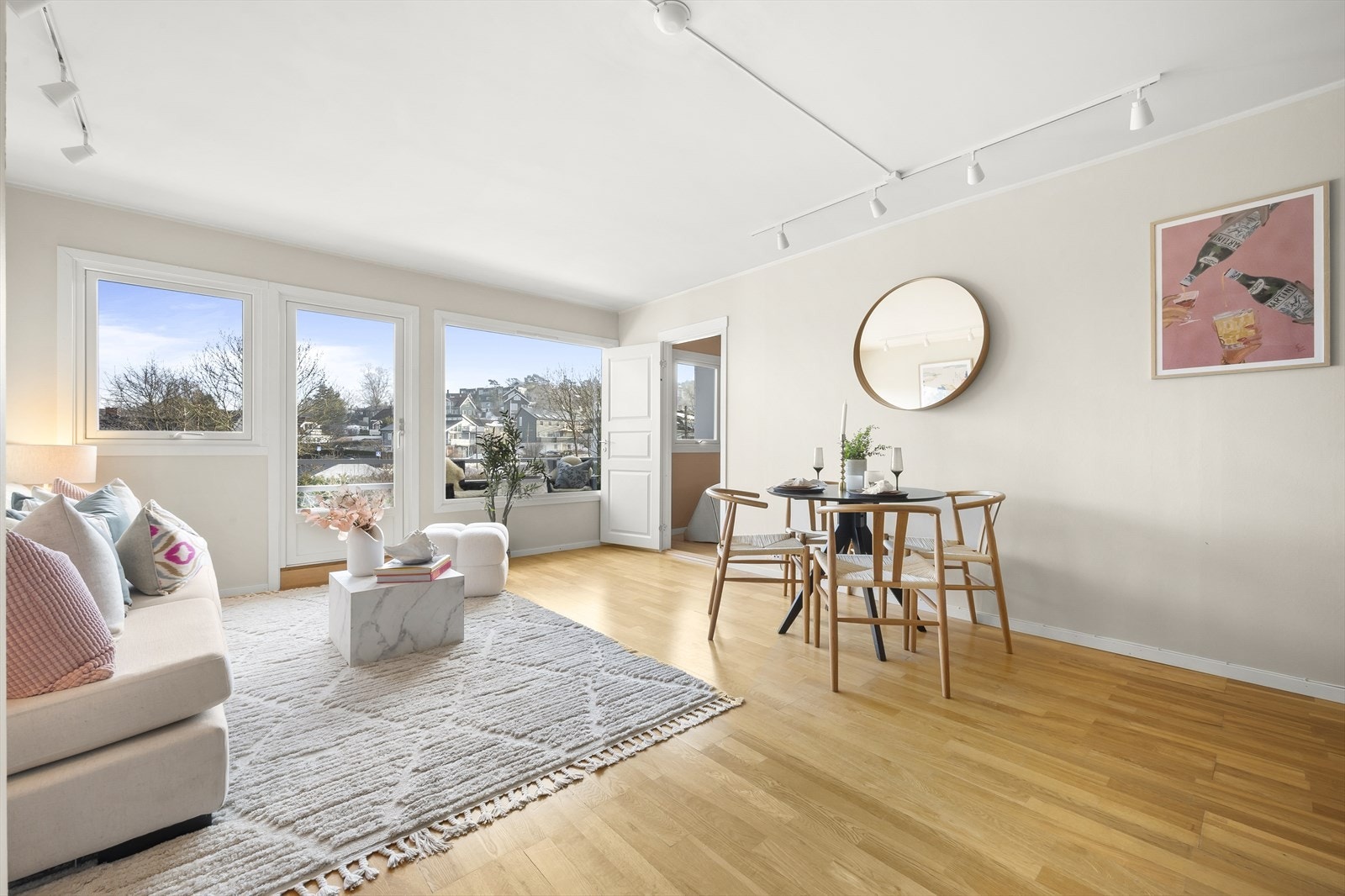 Leiligheten oppleves lys, gjennomført og optimal med god flyt og fine detaljer. Galleribilde