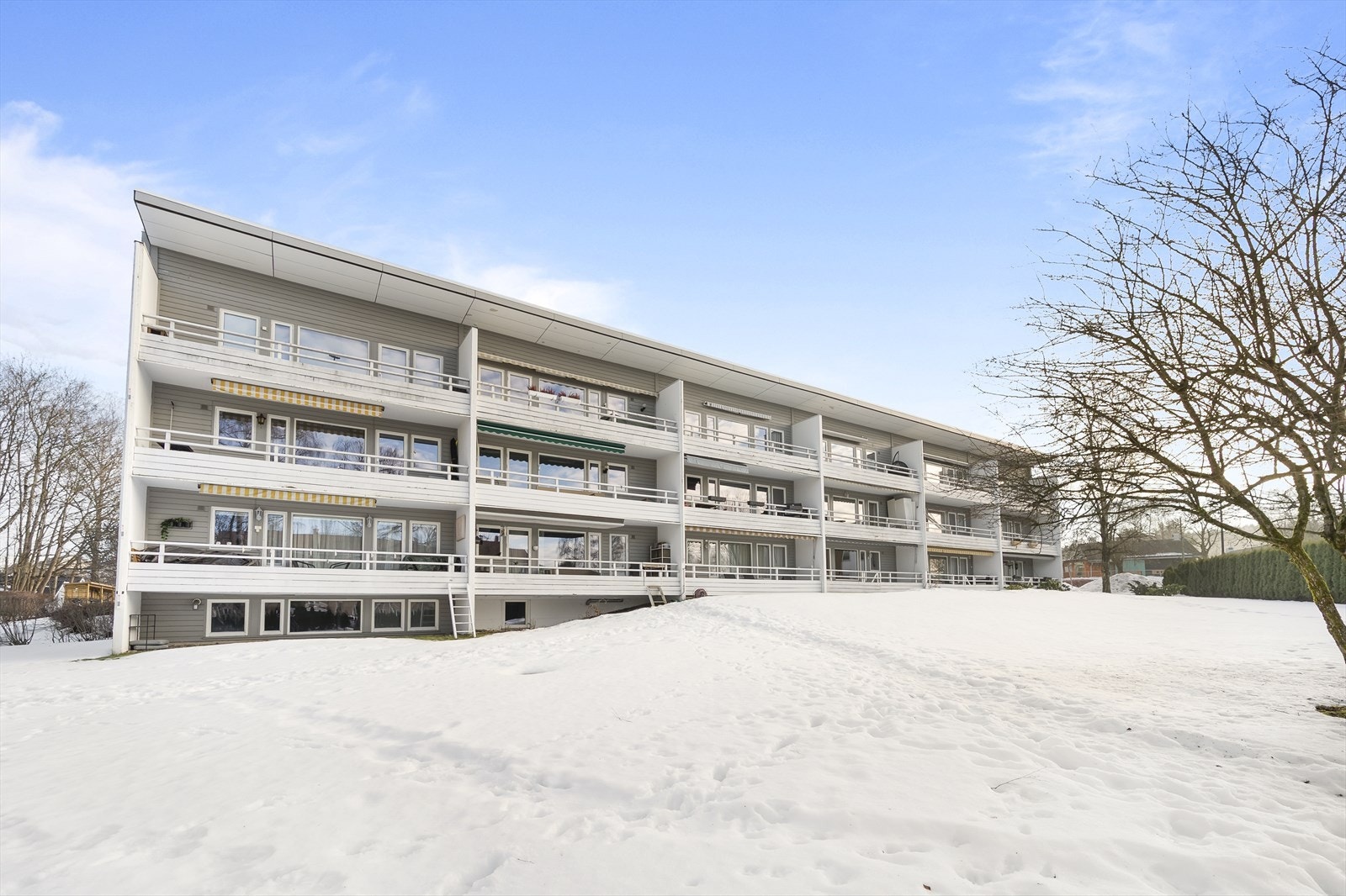 Borettslaget har store uteområder med plen, beplantning og sittegrupper. Galleribilde