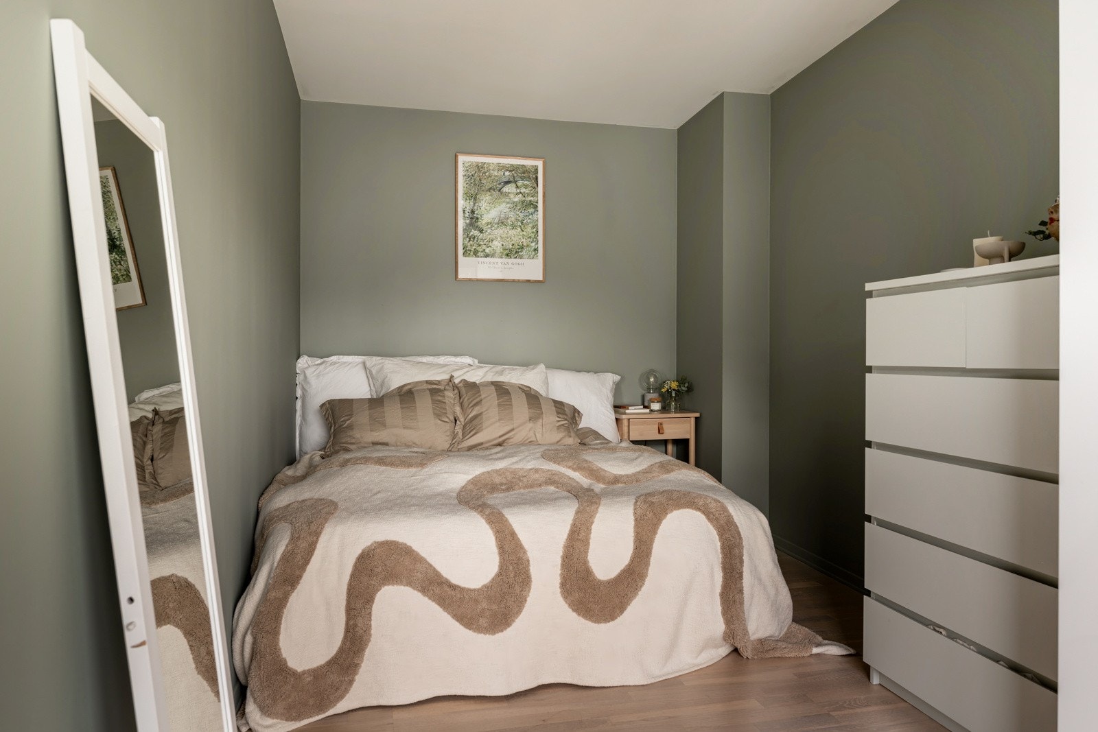 Leiligheten har soverom av god størrelse. Også soverommet vender ut mot rolig bakgård. Galleribilde