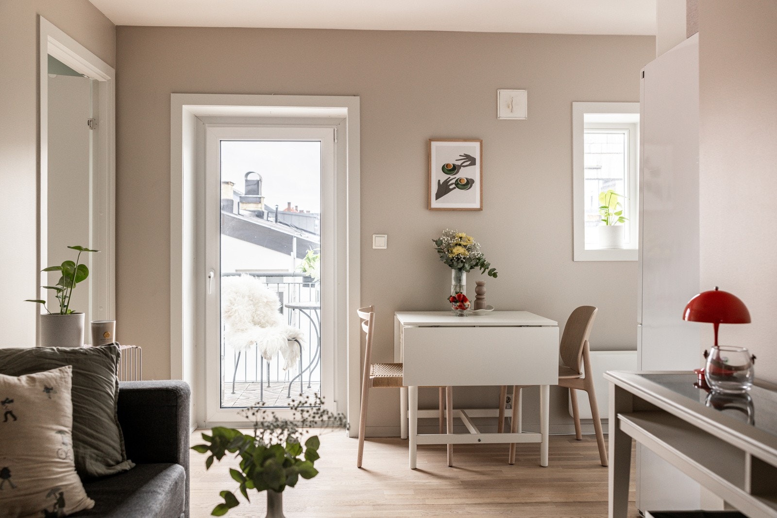 Leiligheten har pene fargetoner på vegg og himling, mens gulvet er belagt med parkett. Galleribilde