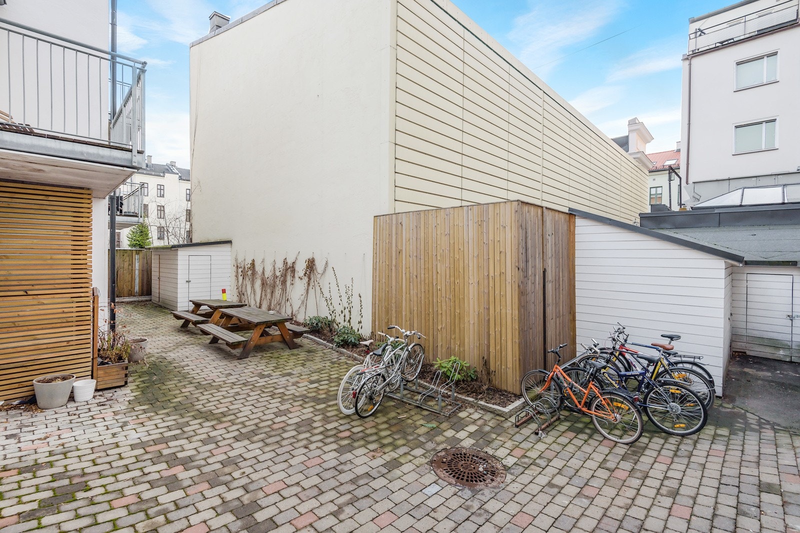 Borettslagets bakgård er opparbeidet med stien og sykkelparkering. Galleribilde