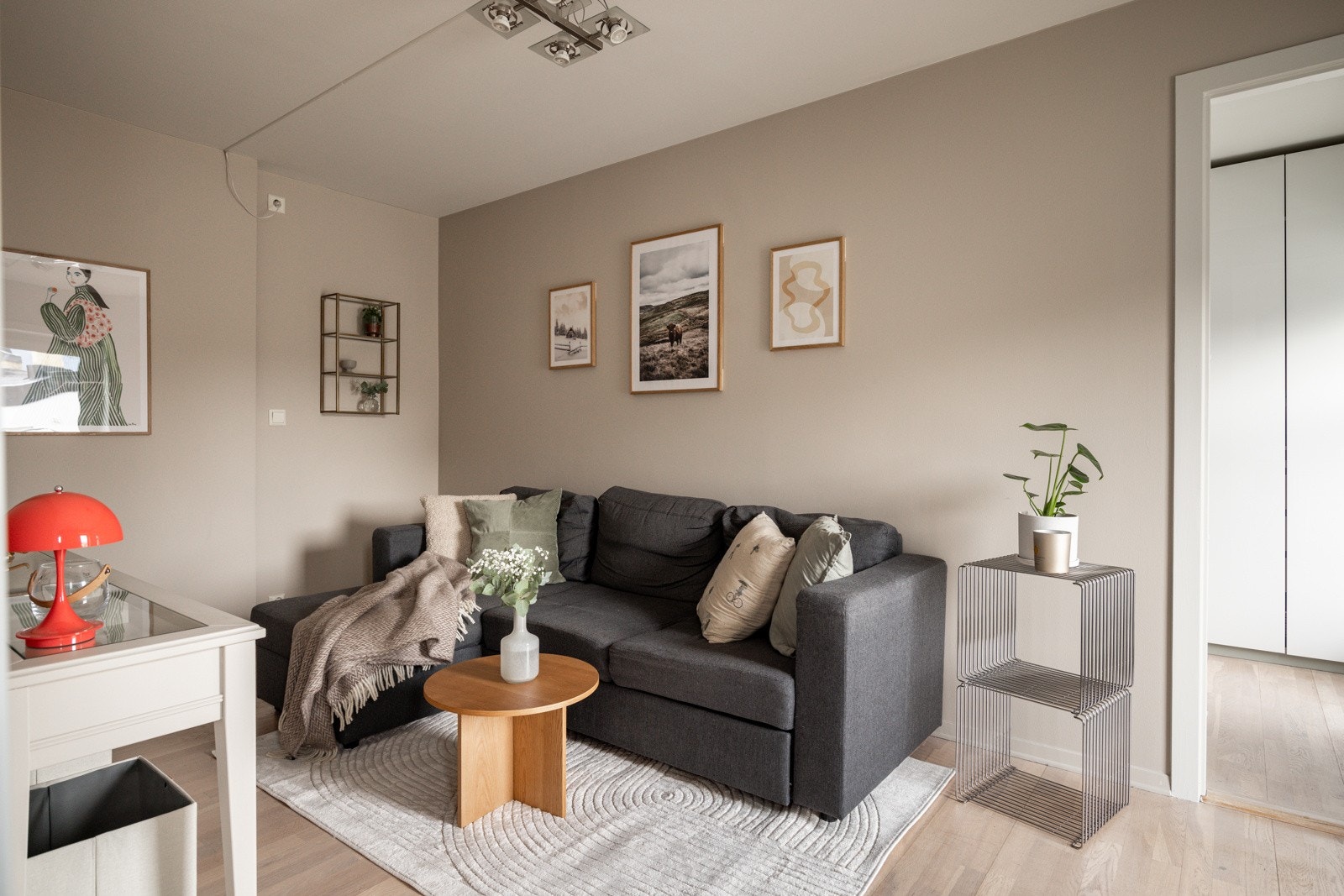 Pen stuedel med plass til sofa og øvrig mediemøblement. Galleribilde