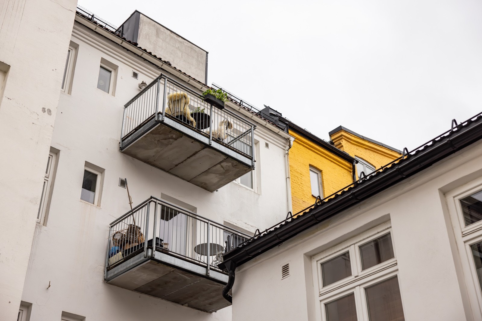 Leilighetens balkong er den øverste i bygget og byr dermed på hyggelig utsikt og lysforhold. Galleribilde