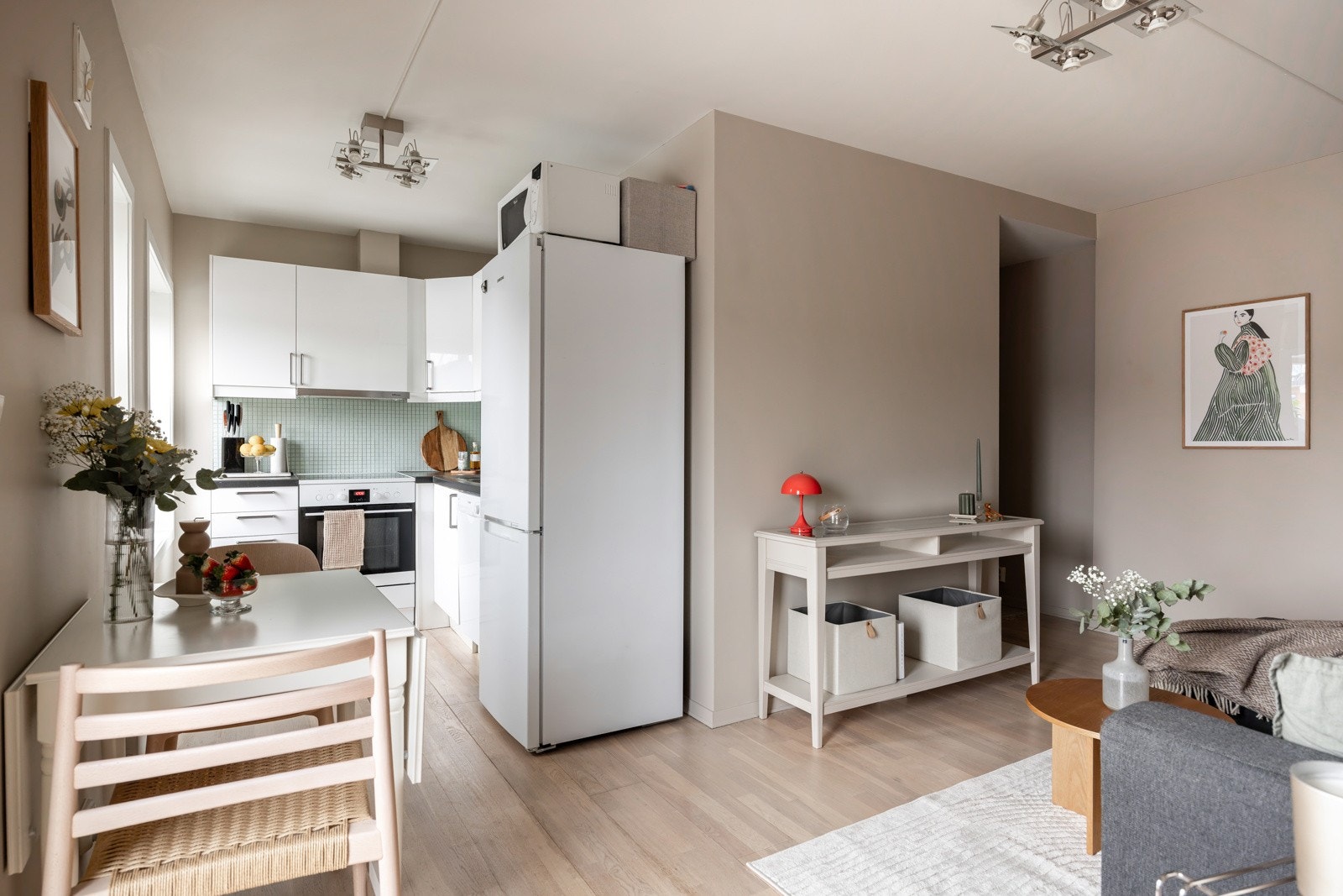 Kjøkkenet ligger delvis avskjermet fra stuen. Galleribilde