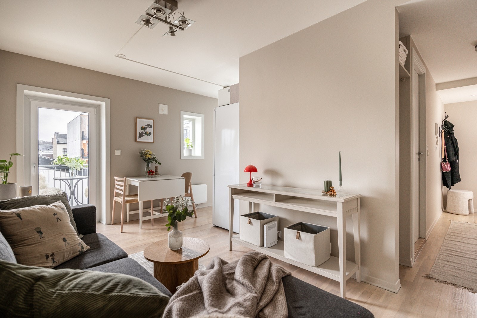 Bygget ble pusset opp i 2007 og leiligheten holder standard fra oppussingen. Galleribilde