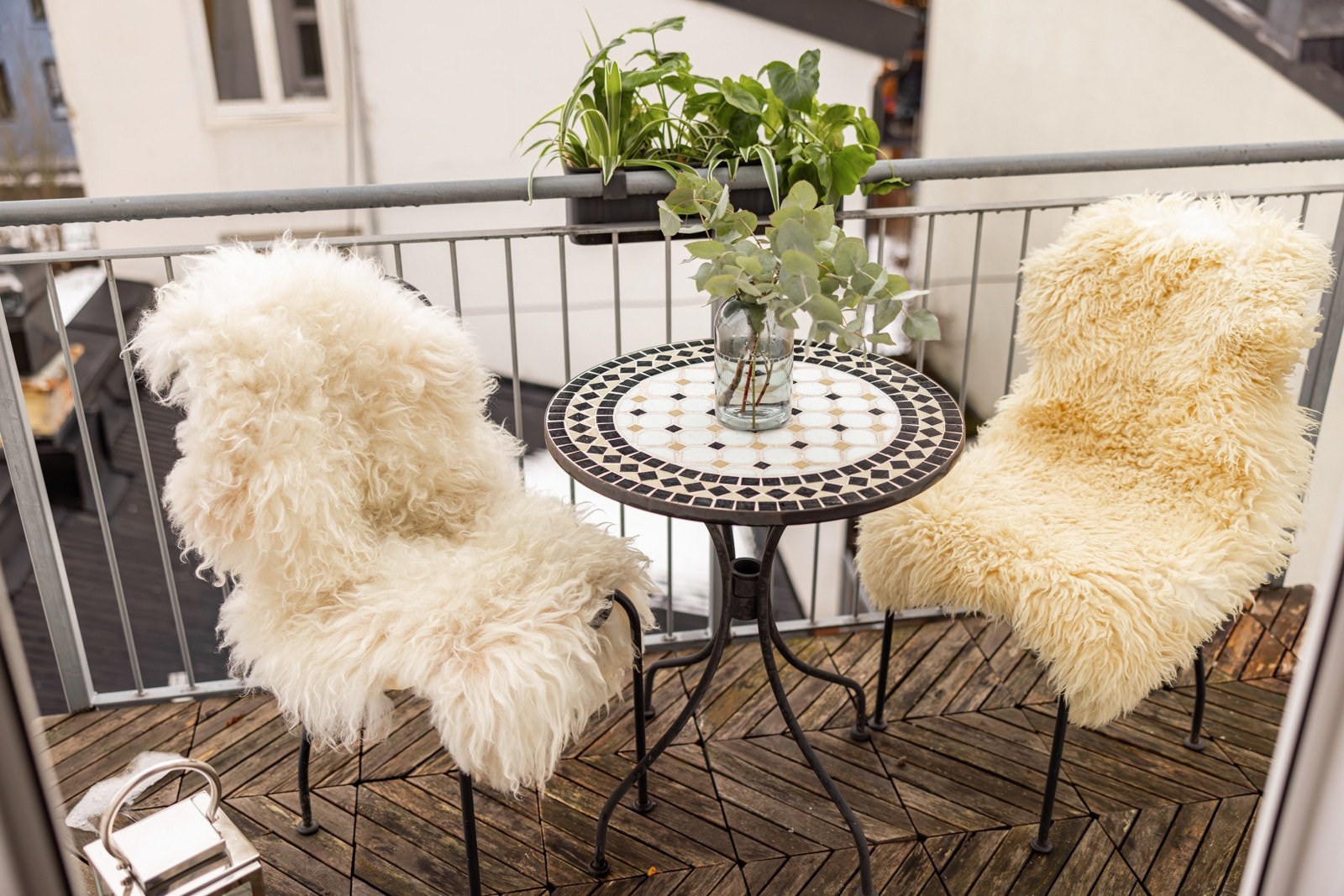 På sommerstid fungerer balkongen som en forlengelse av leiligheten. Galleribilde