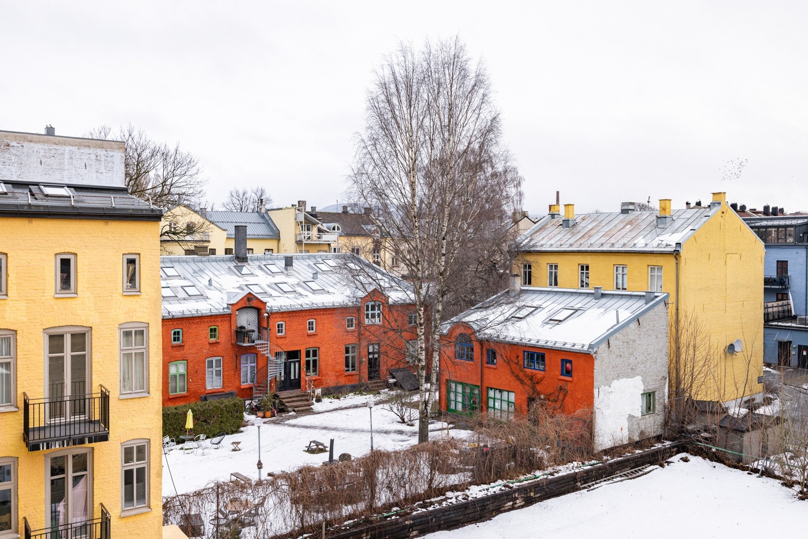 Leiligheten ligger flott til i byggets 4. etasje og ligger i sin helhet vendt mot rolig bakgård. Galleribilde