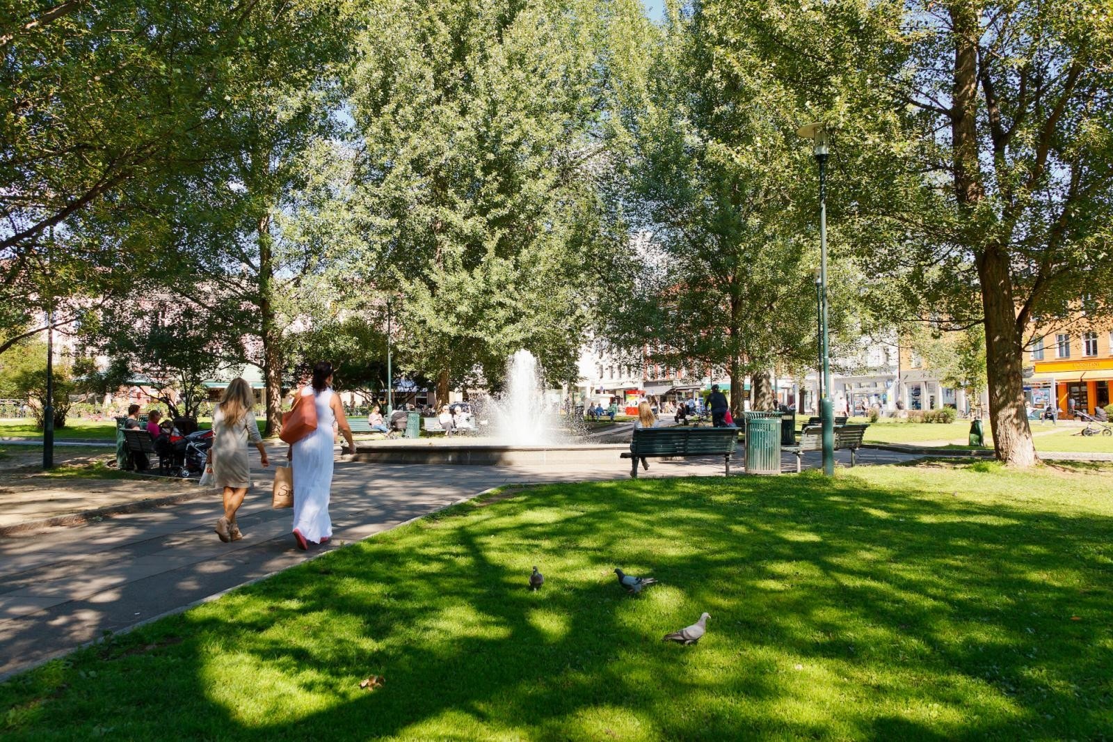 Kun en kort spasertur unna finner du Olaf Ryes plass. Her organiseres det markedsdager flere ganger i året. Dette er dager man må få med seg som bebero på Grünerløkka. Galleribilde