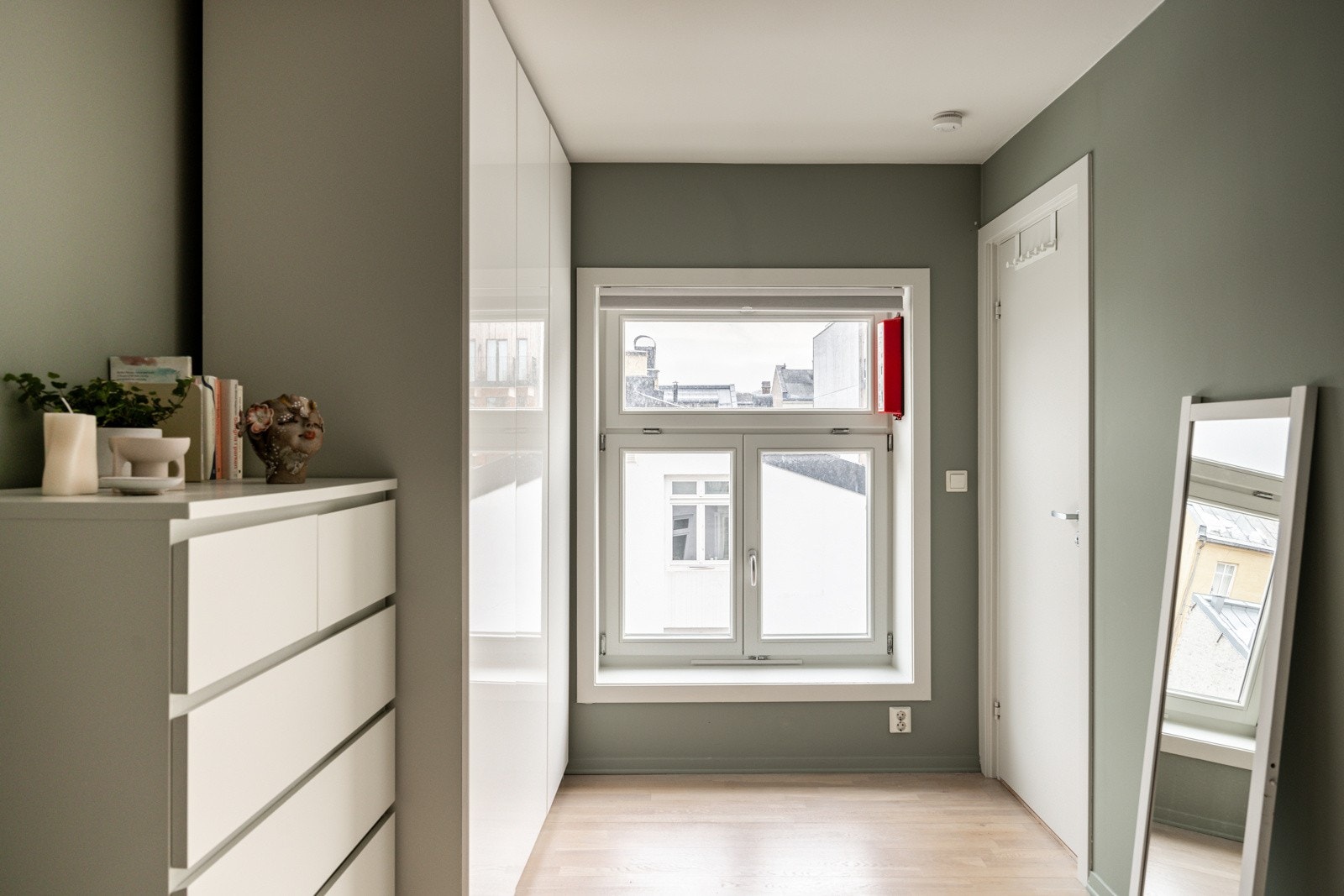 Her er det godt med garderobeskap som medfølger i salget. Galleribilde