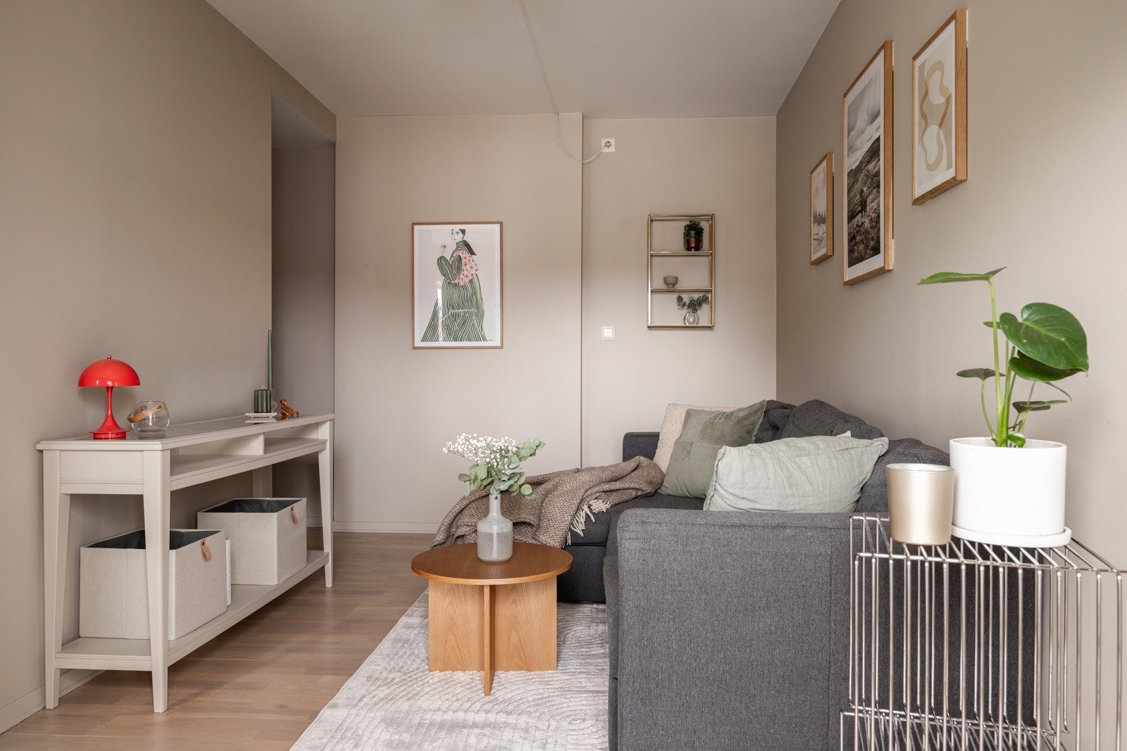 Leiligheten har romslige vindusflater og åpen utsyn, noe som gjør at dagslyset slipper godt inn i leiligheten. Galleribilde