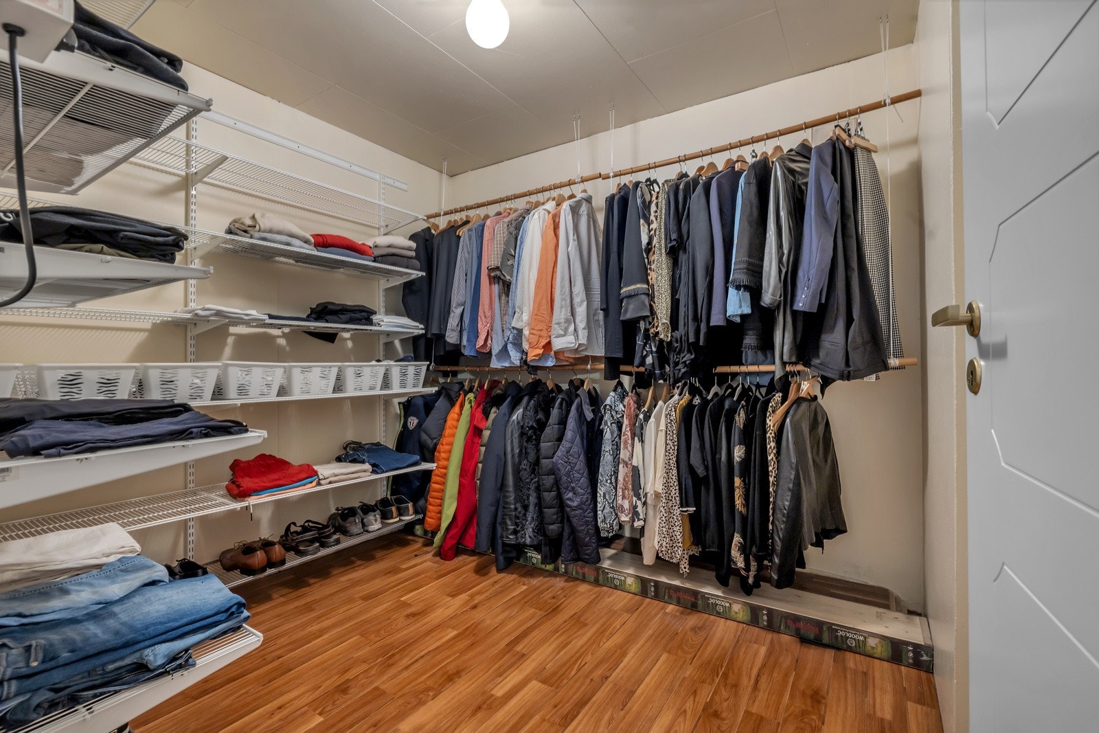 I tillegg til disponibelt rom, bad og badstu har du denne praktiske boden som i dag nyttes som walk-in garderobe Galleribilde