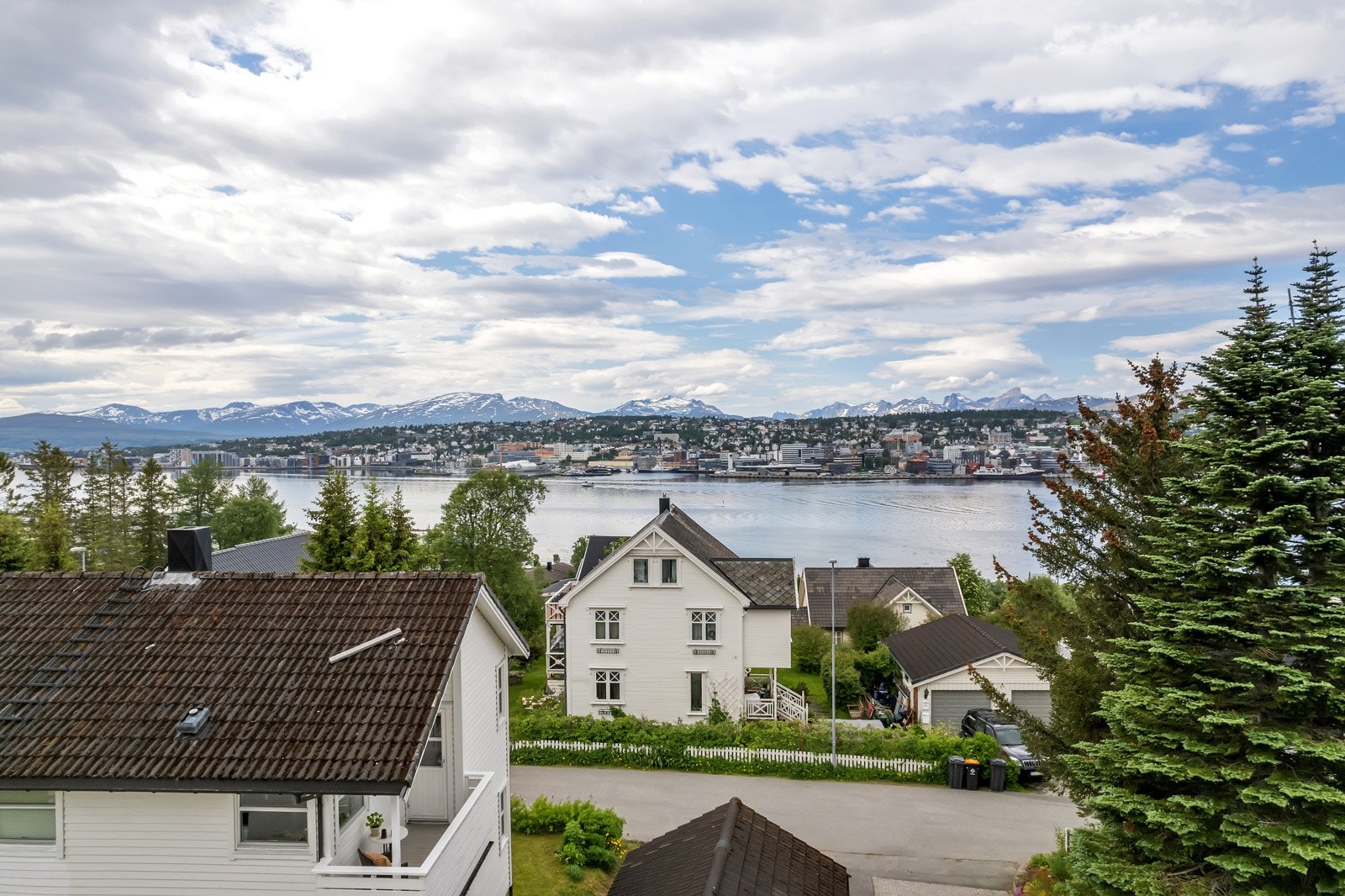 Utsikt mot sundet og Tromsøya Galleribilde