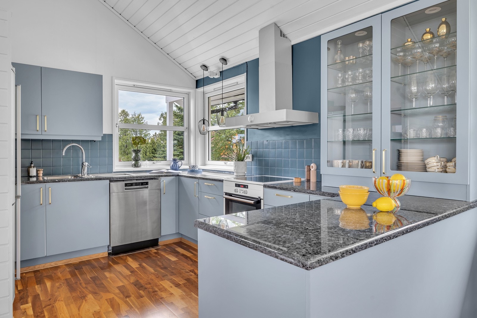 Kjøkkenet er pent og praktisk Galleribilde