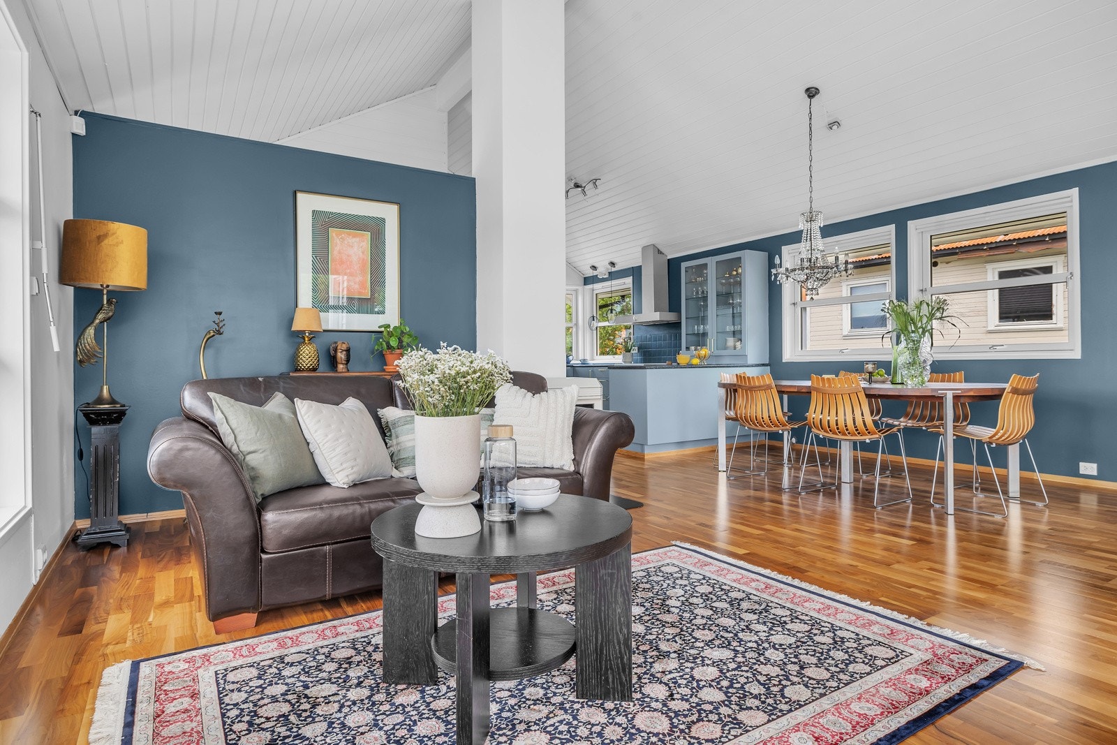 Rikelig med plass til sittegrupper og spisestue Galleribilde