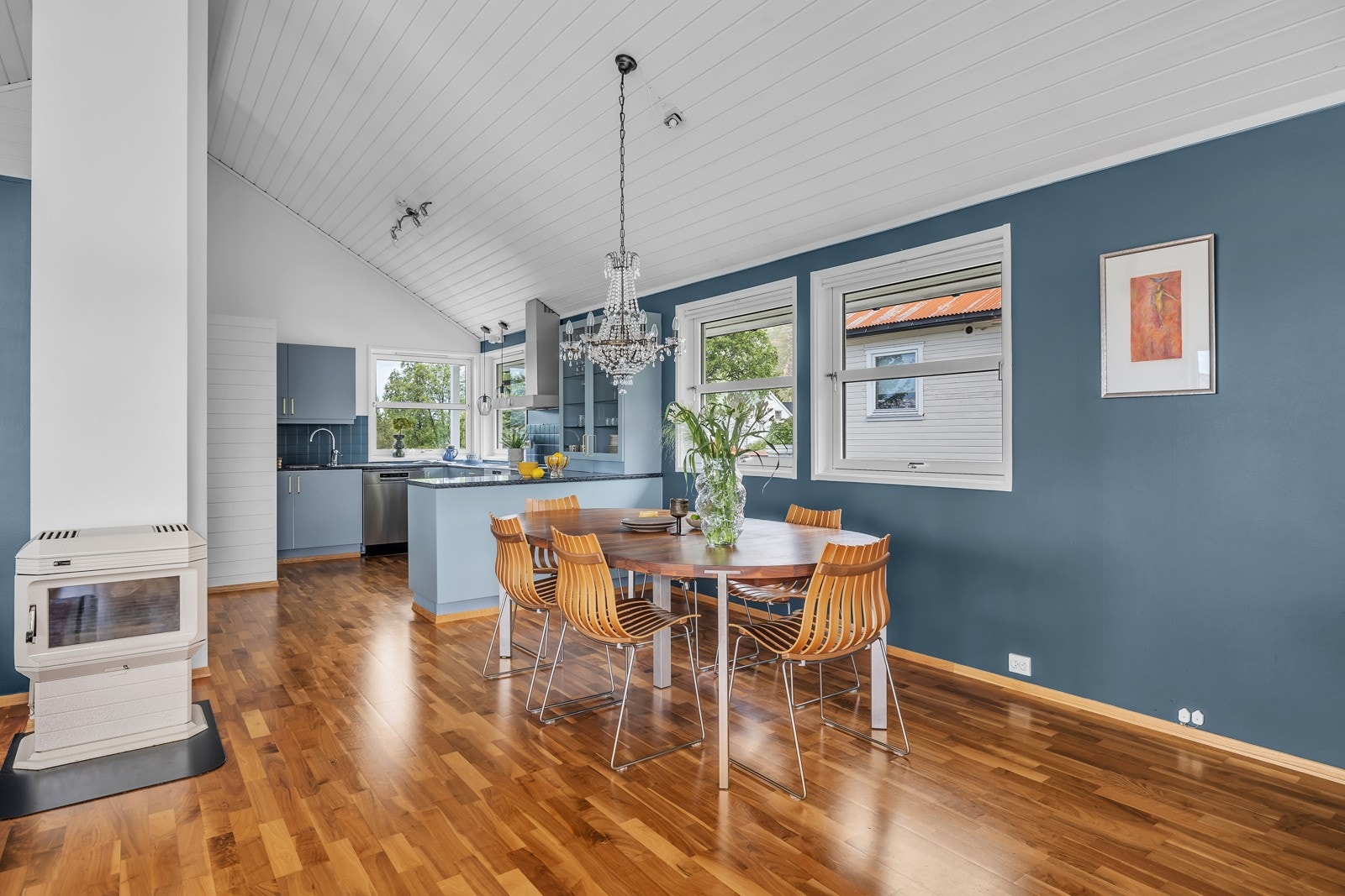 God plass til spisestue mellom kjøkken og dagligstue Galleribilde