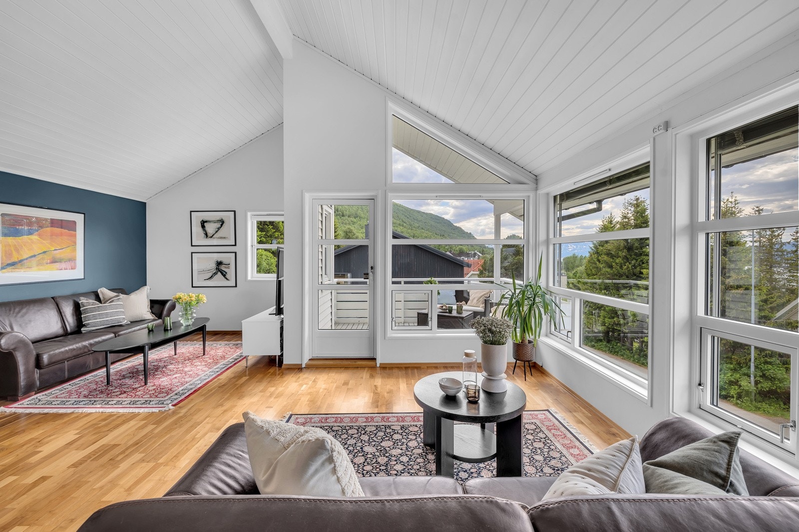 Øverste etasje er dedikert til stue, kjøkken, soverom og verandaer Galleribilde