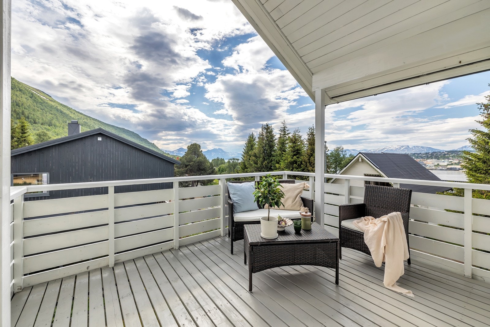 På den overbygde verandaen mot sør-vest nytes lange soldager og den flotte utsikten Galleribilde