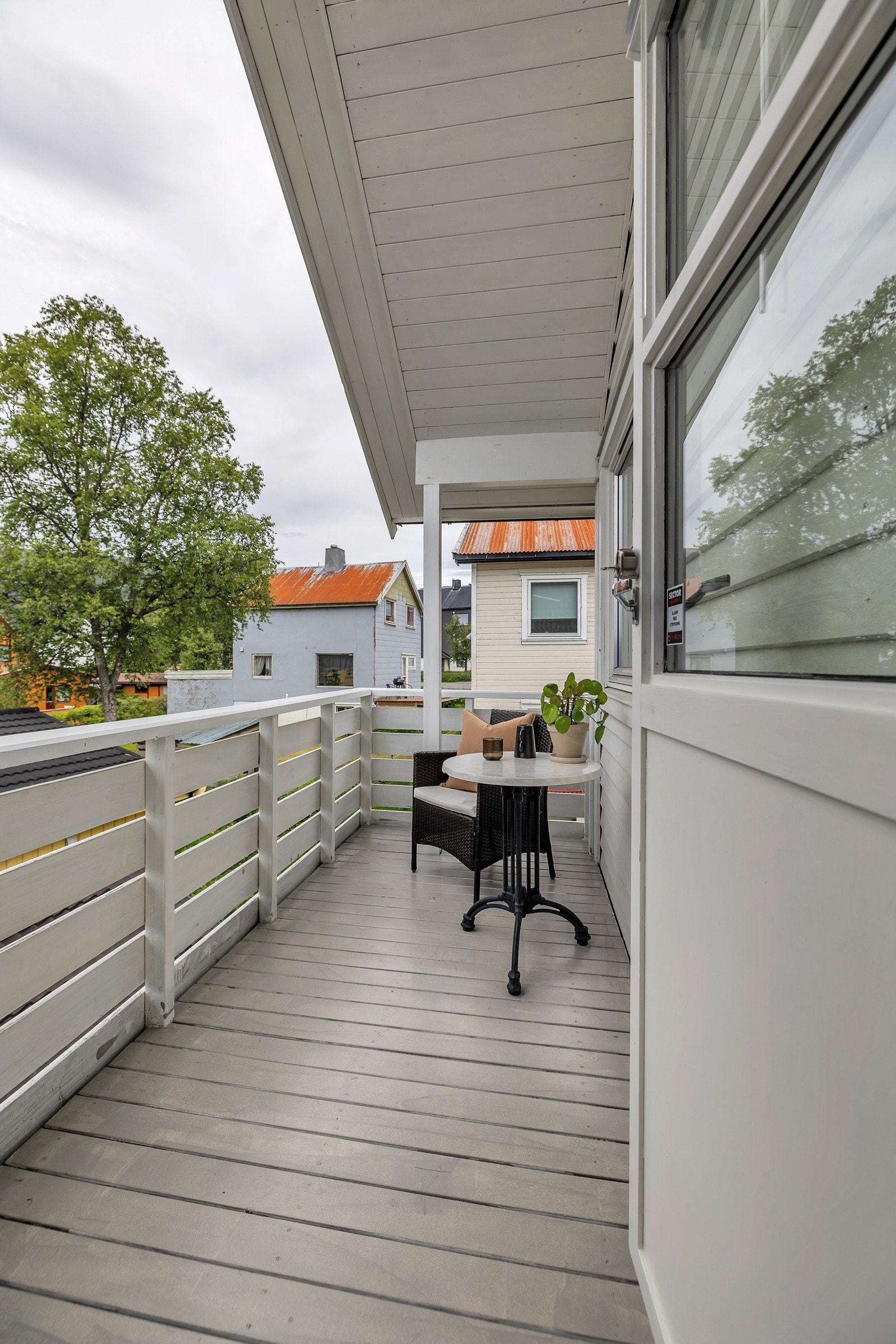 Fra soverommet i 2. etasje er det utgang til veranda hvor du nyter både midnatt- og morgensol Galleribilde