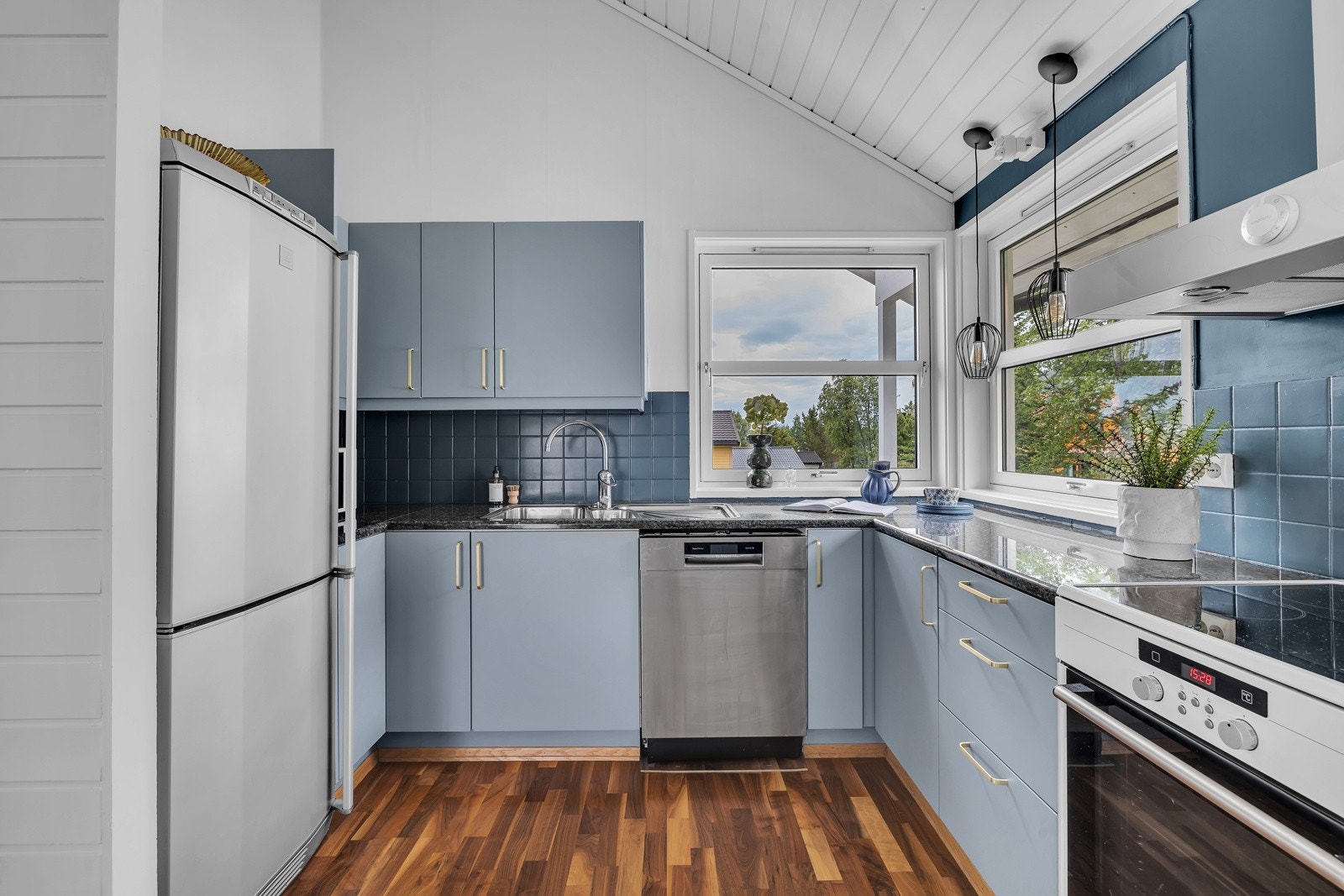 Praktisk kjøkken med god benkeplass og barløsning Galleribilde