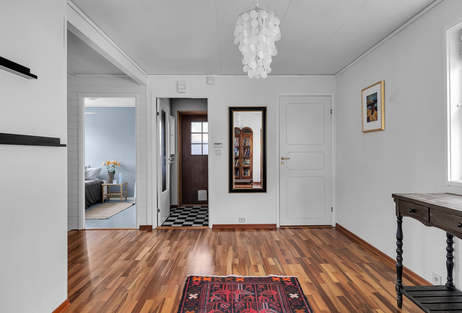 Fra inngangspartiet ledes du videre til denne store forstuen som igjen tar deg til soverommene og trappegang Galleribilde