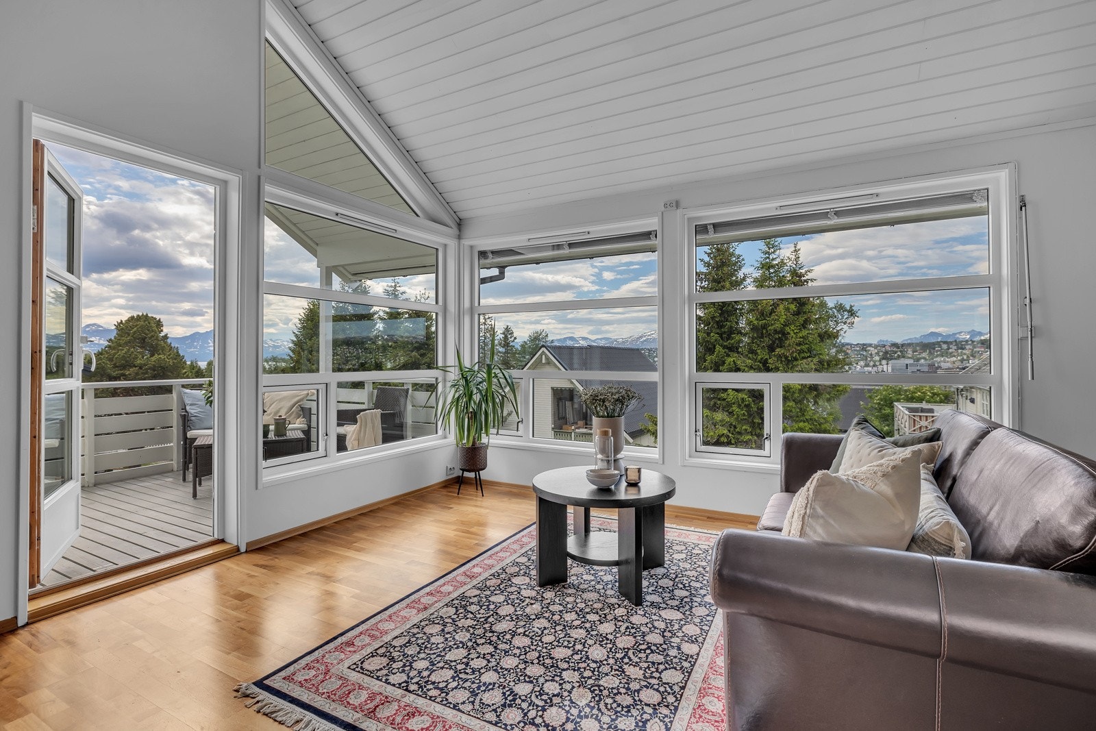 Fra de store vinduen nytes flott utsikt over nærområdet, mot sundet og Tromsøya Galleribilde