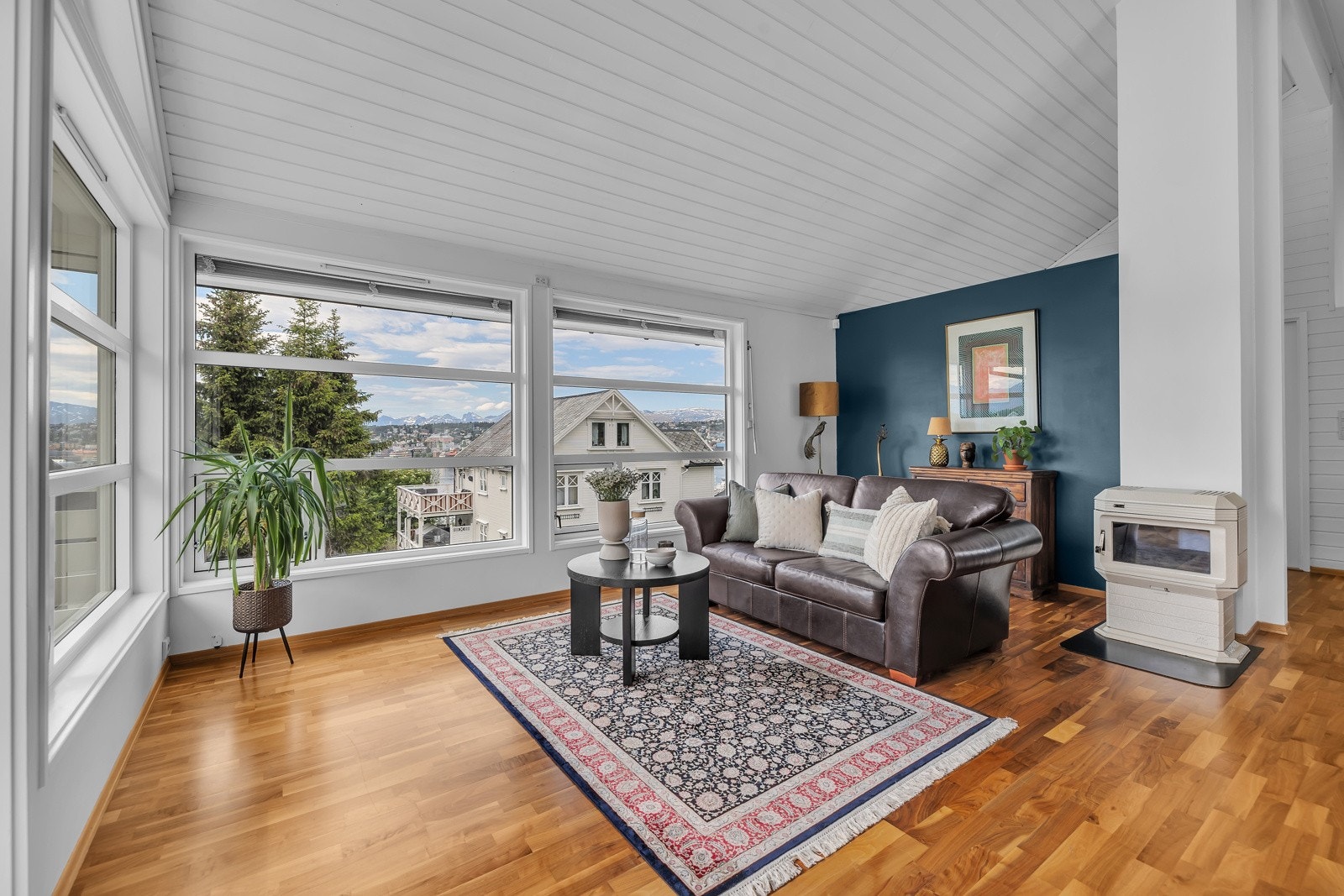 Etasjen er som nevnt bestående av stue, kjøkken og et soveorm. Totalt areal i etasjen 62m2 Galleribilde