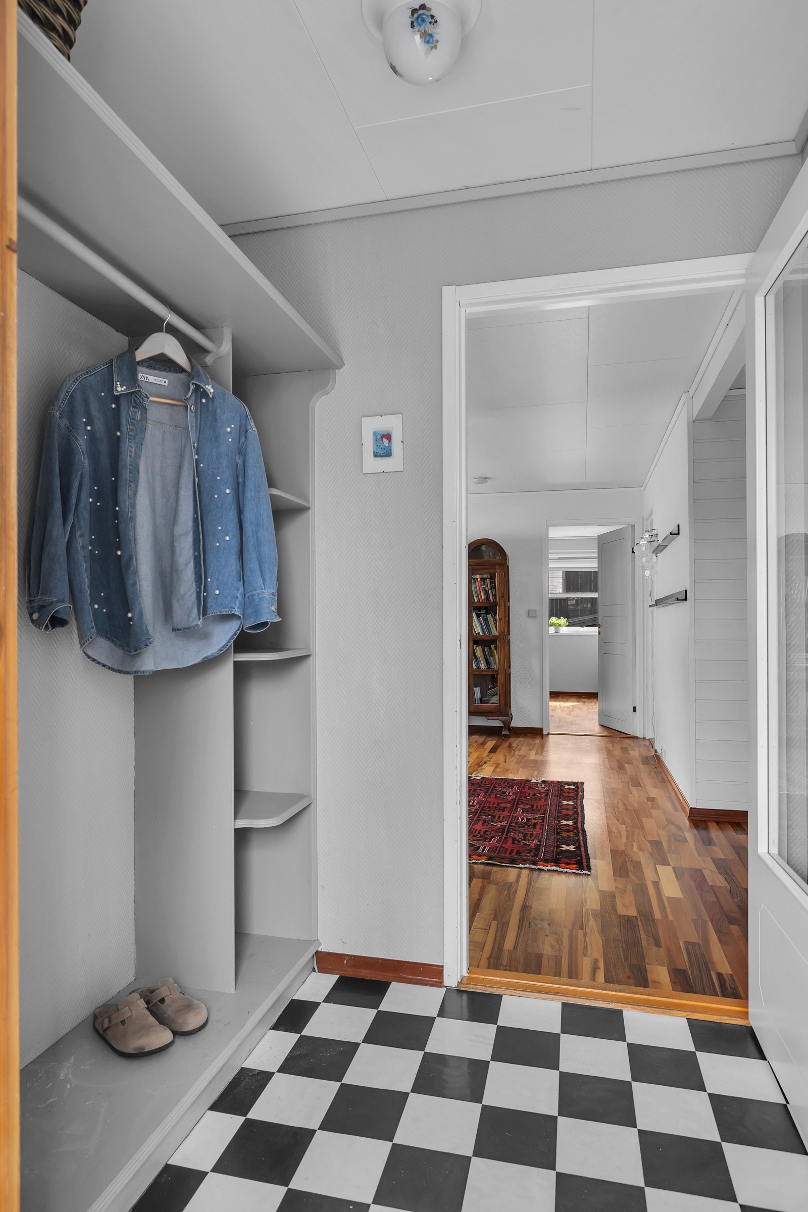 I boligens 1. etasje finner vi inngangsparti, forstue, wc og 3 soverom Galleribilde