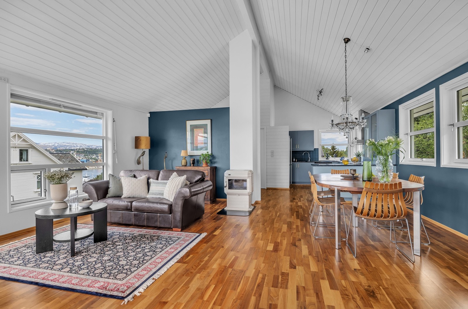 Stue og kjøken er i delvis åpen løsning Galleribilde