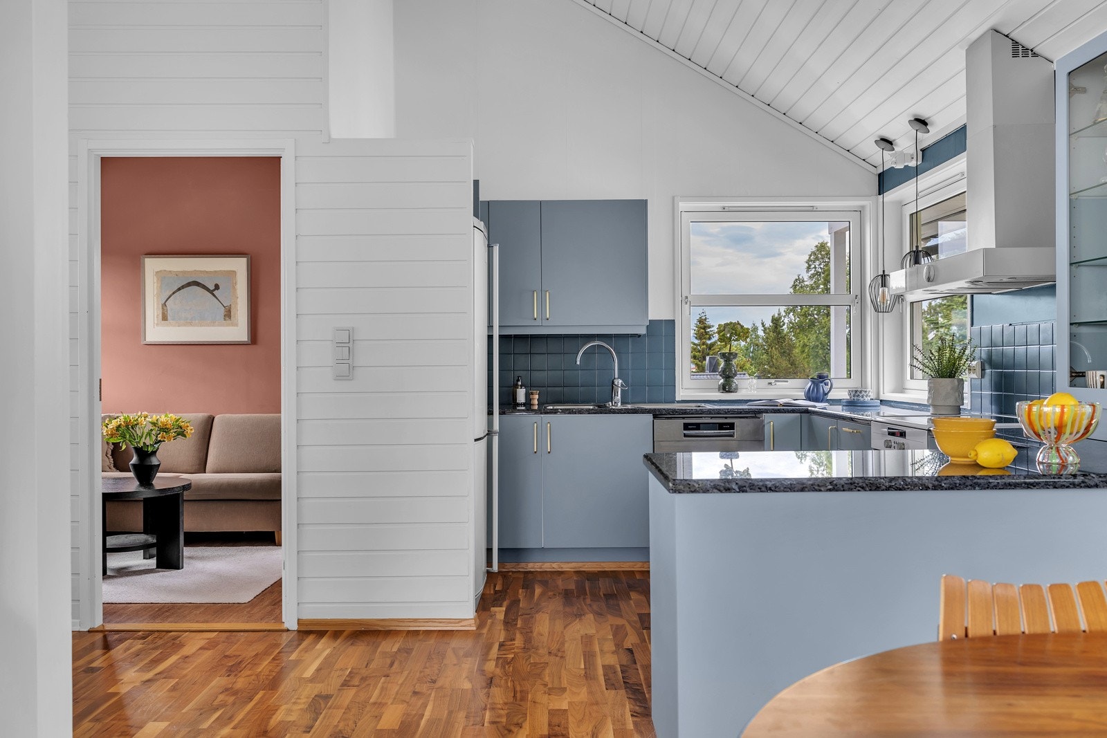 I bakkant av rommet er det et praktisk soverom/TV-stue Galleribilde